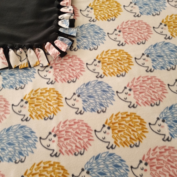 Hedgehog Sew Fleece Blanket Handmade Knotted Blanket - Picture 7 of 8